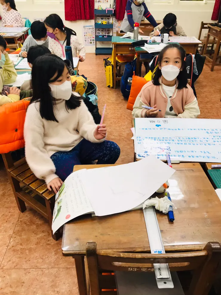 正在思考任務的孩子