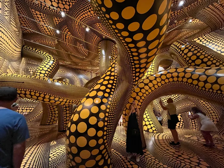 高達 6 米像章魚般的黑色觸手覆滿黃色圓點