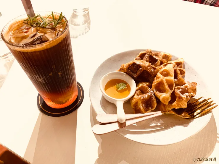 還是一張圖文不符。很喜歡偶爾去咖啡廳放鬆心情，總覺得那是另一個世界。攝於酉酉咖啡。