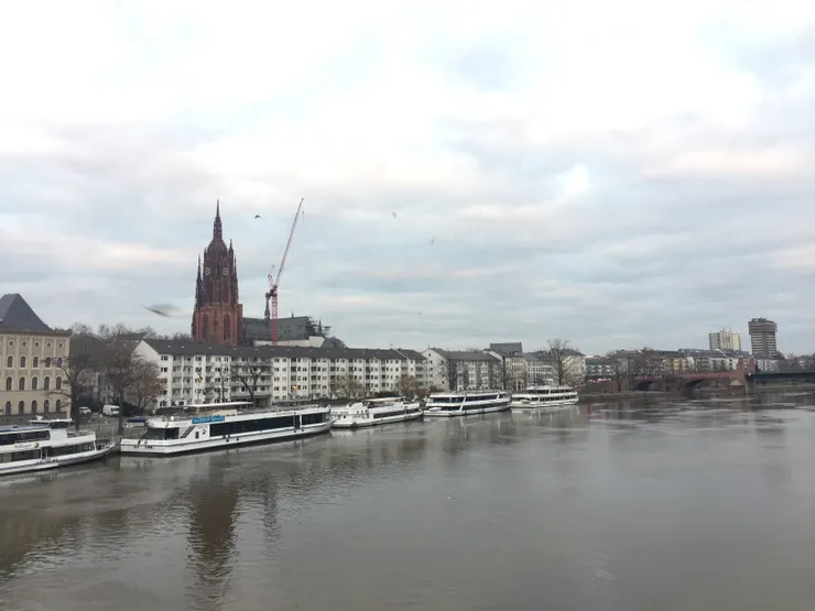 從鐵橋上可以看到矗立在萊茵河岸的法蘭克福大教堂