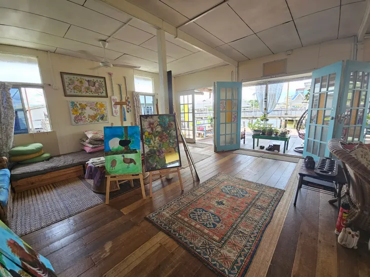 民宿老闆還是個畫家呢! 內部也很可愛!! 白天門都大開的喔~~(阿嬤家的概念)