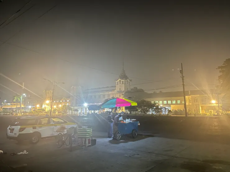 凌晨5點的仰光火車站