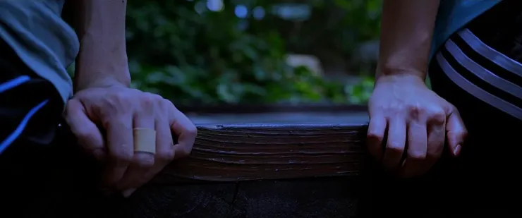 (女同學與classmate 1。影像來源：《Staring Into the Sun》) 