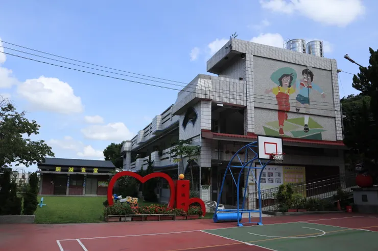 開林寺左側的教室與明湖食堂
