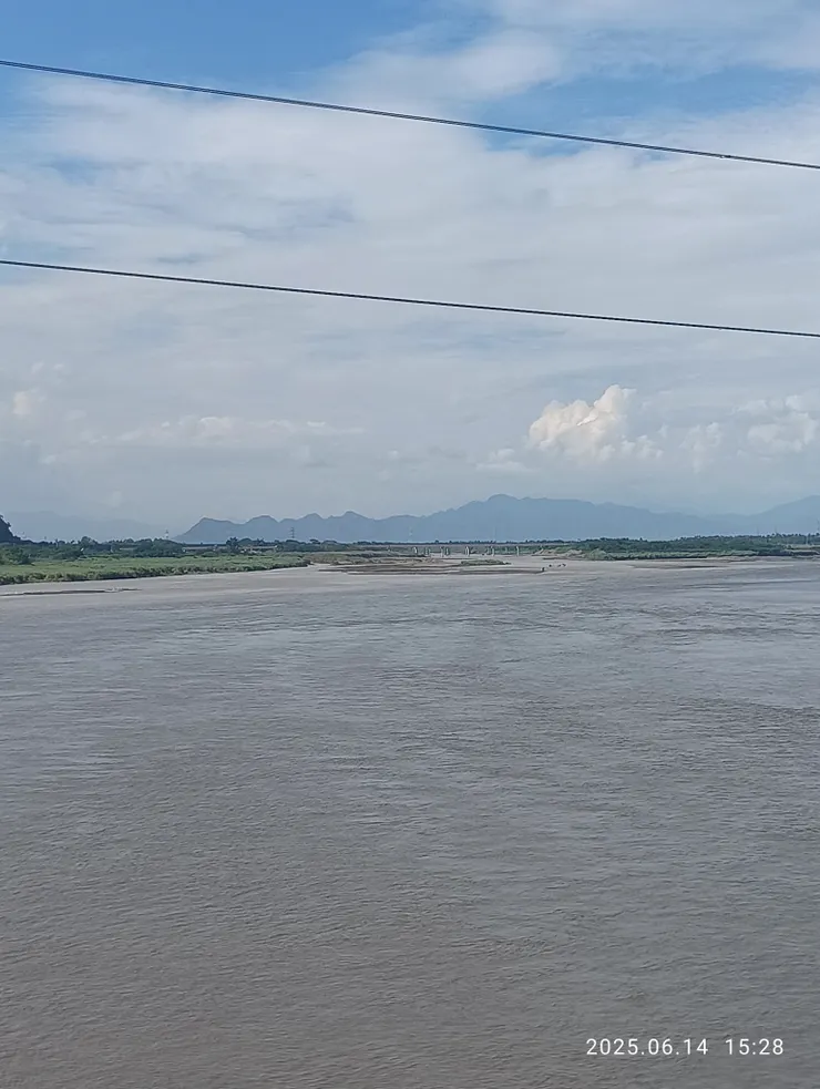 望泥流色褐（高雄市主要的取水地即在此下方的“大樹區”）