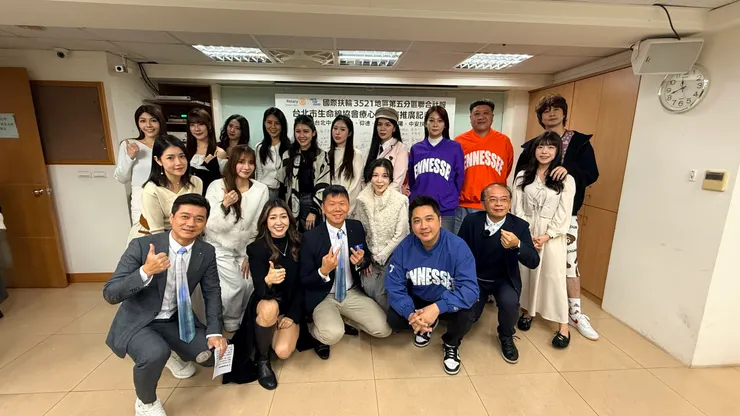 職籃新北國王隊啦啦隊長Amber倩宇、油條兄弟、恐龍偶像、歌手曉翎等藝人，呼籲青少年朋友，「手機點開療心室，放心一同聊心事」。