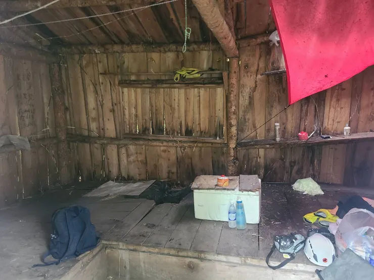 南湖南峰山屋已廢棄,除非攀岩需求不然沒什麼人會來。裡面會漏水,建議要在此過夜的山友攜帶雨布、天幕,簡易搭設一下避免下雨滲入屋內