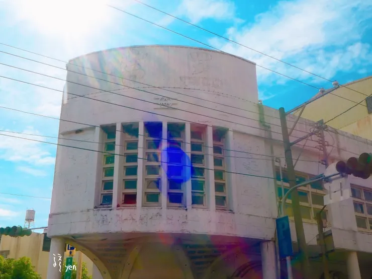 來到光華路與光彩街交叉口，一時讓人迷失方向