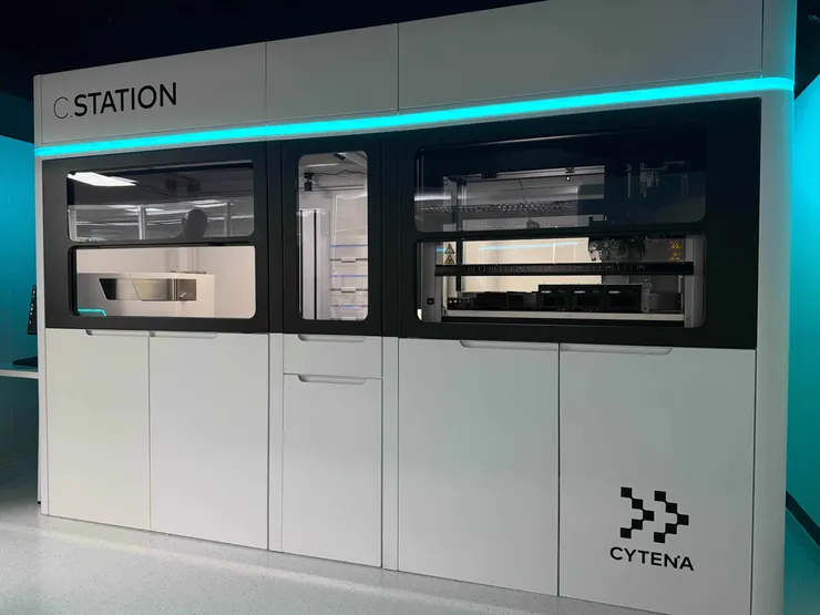 圖說：偉喬生醫建置的「C.STATION自動化細胞株開發平台」，透過高通量篩選與精密控制，大幅縮短關鍵生物原料的開發時程。（資料來源：偉喬生醫）