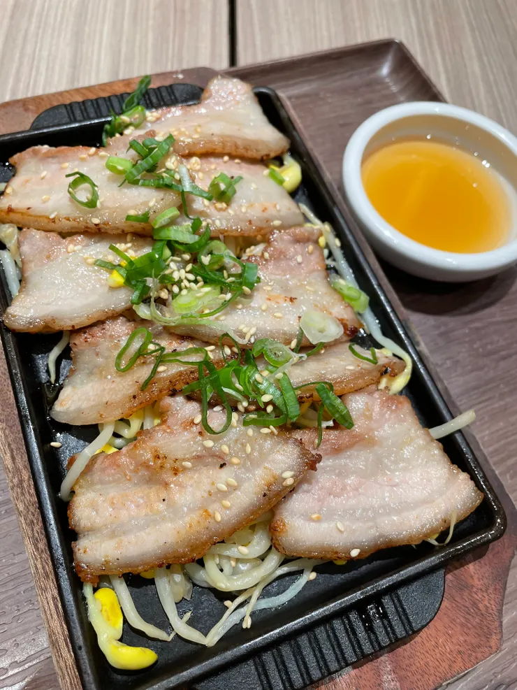 搭配芝麻油的香噴噴鐵板五花豬