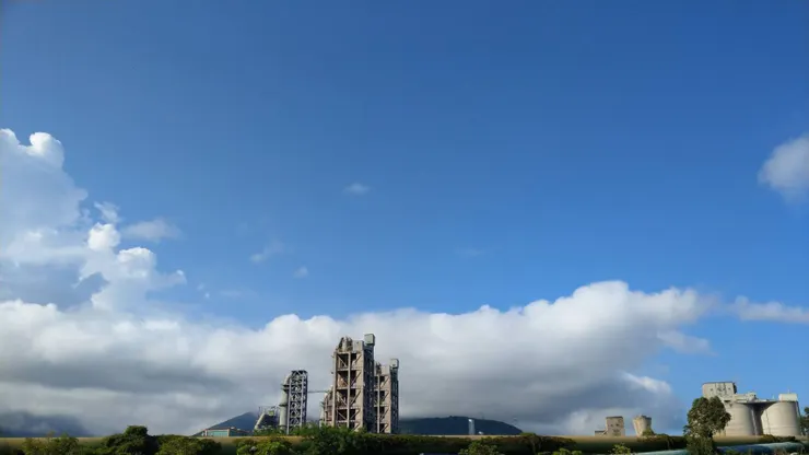 筆者前年於花蓮和平村住宿，旅館窗外遠眺水泥廠一景