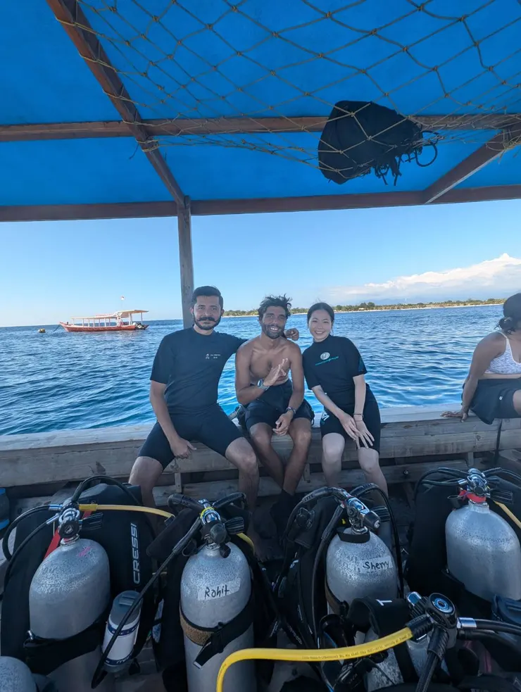 與我的潛水夥伴、教練合照