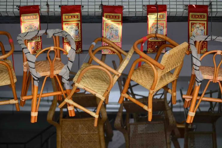 ▲高掛在祥瑞藤具店門口的藤椅。廖珮容攝。