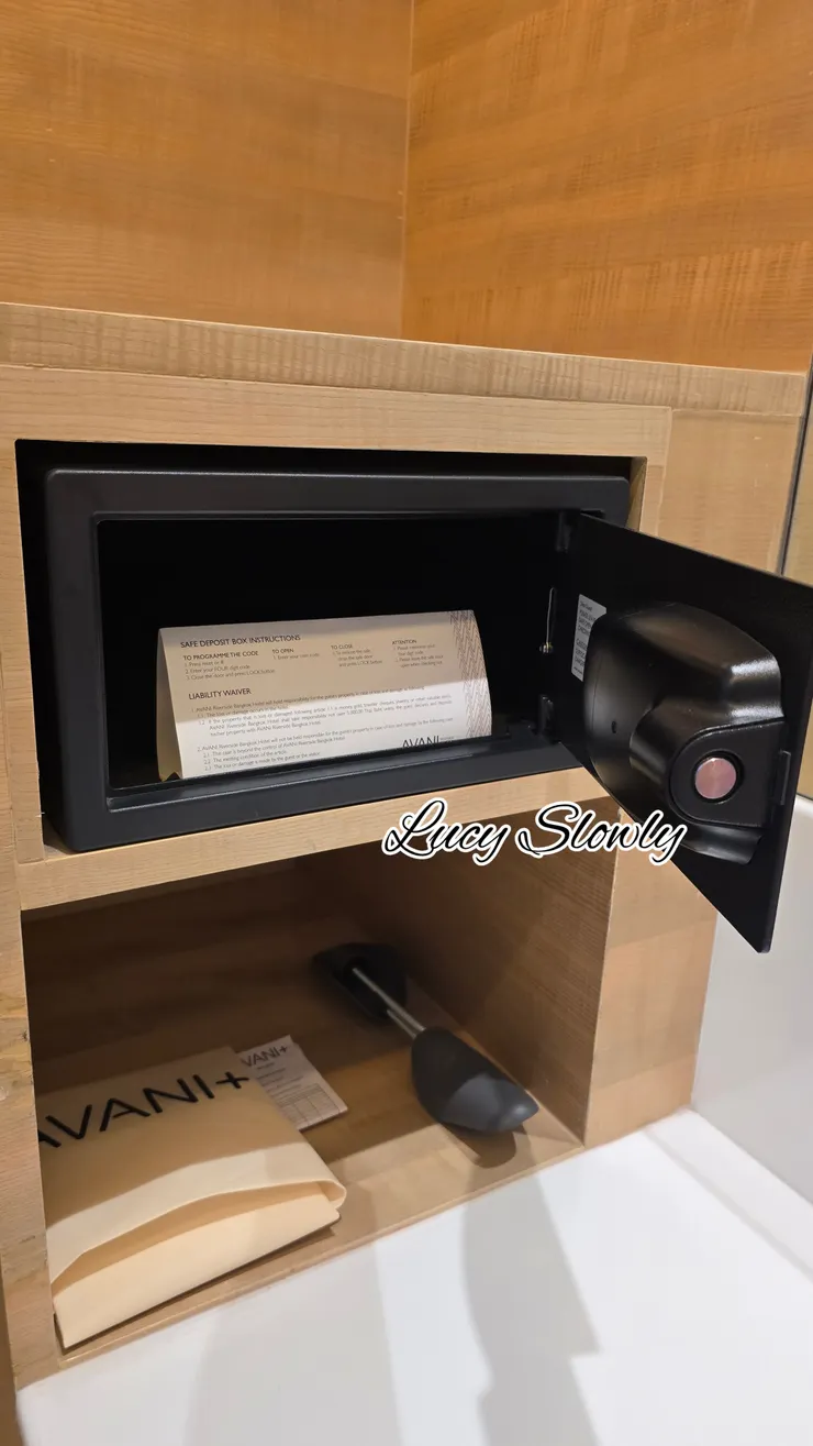 雙人河景房房間內一樣有保險箱、洗衣袋～