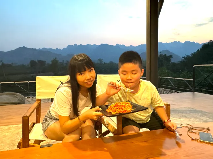 玩累了、餓壞了的小孩