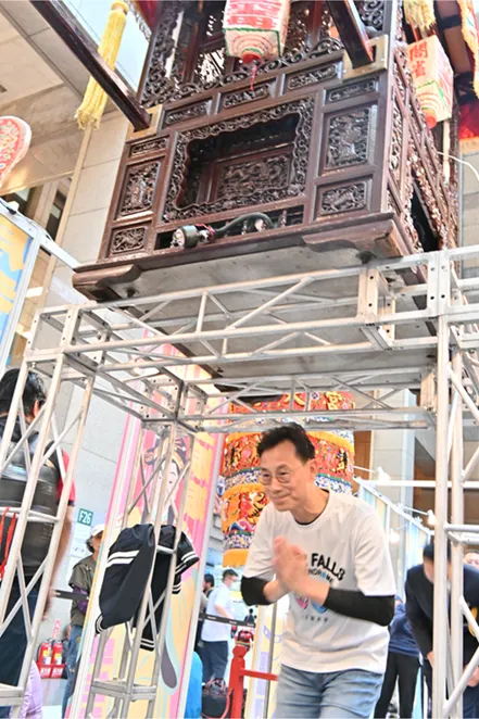 ▲唐氏症基金會林正俠董事長鑽轎底,為即將到來的《321 因為有你・我們一起》特展祈福。