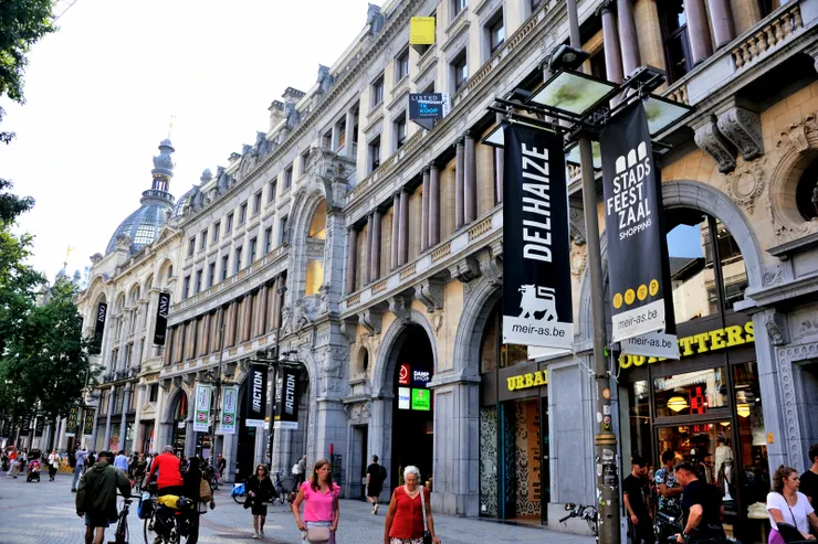 【梅爾街新古典歌德巴洛克建築風 徜徉購物舒爽甚街頭表演看不完】