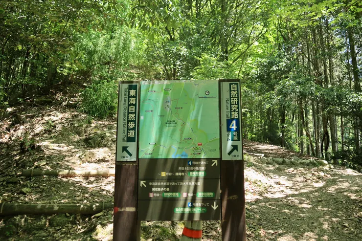 爬上石梯後的看板指引