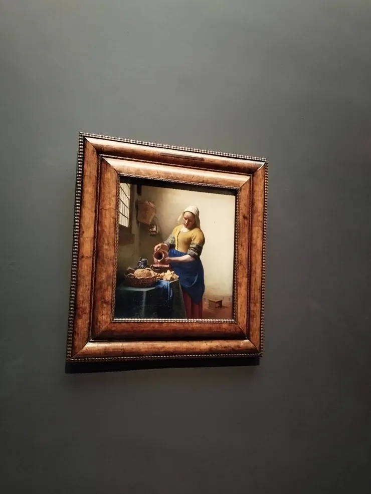 維梅爾的倒牛奶的女僕。當時另一位民眾在前面拍照良久，我實在不好意思打擾，因此拍攝角度差了點......