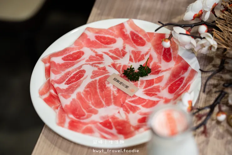 [台南親子友善餐廳]敝姓鍋台南海安店，龍蝦海陸套餐、過年限定內用年菜超澎湃，台南過年聚餐推薦，附最新菜單