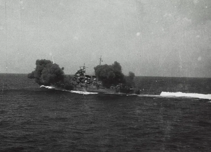 1933年，「鳥海號」在演習中發射 20 公分主砲