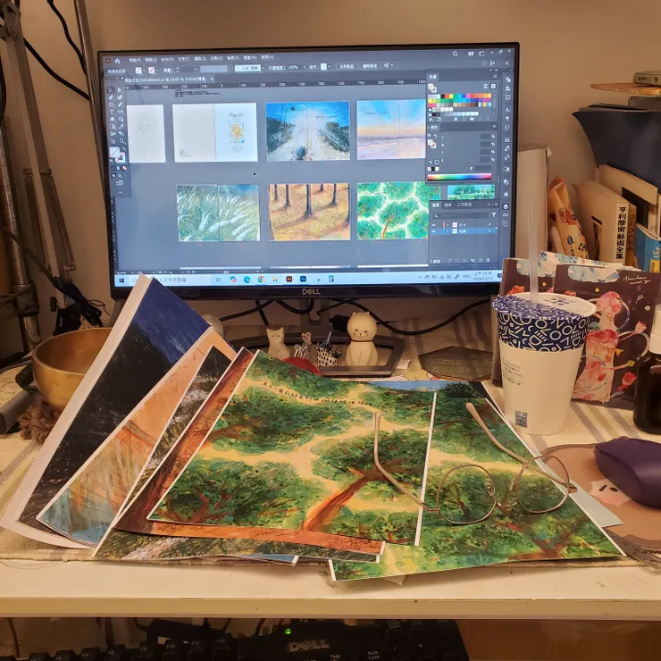 坐在電腦前完稿、校稿