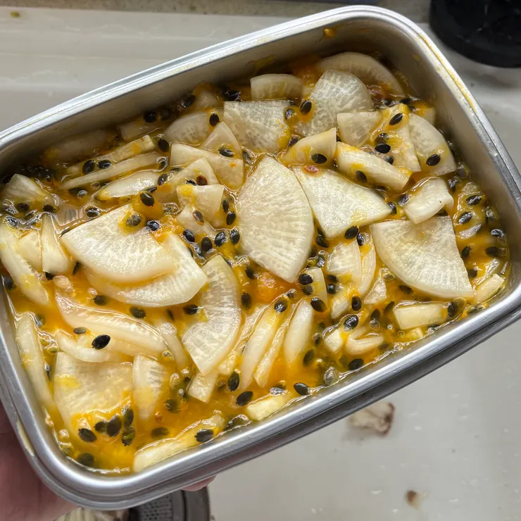 放入保鮮盒中，好存放。這是已經放了一晚的了。