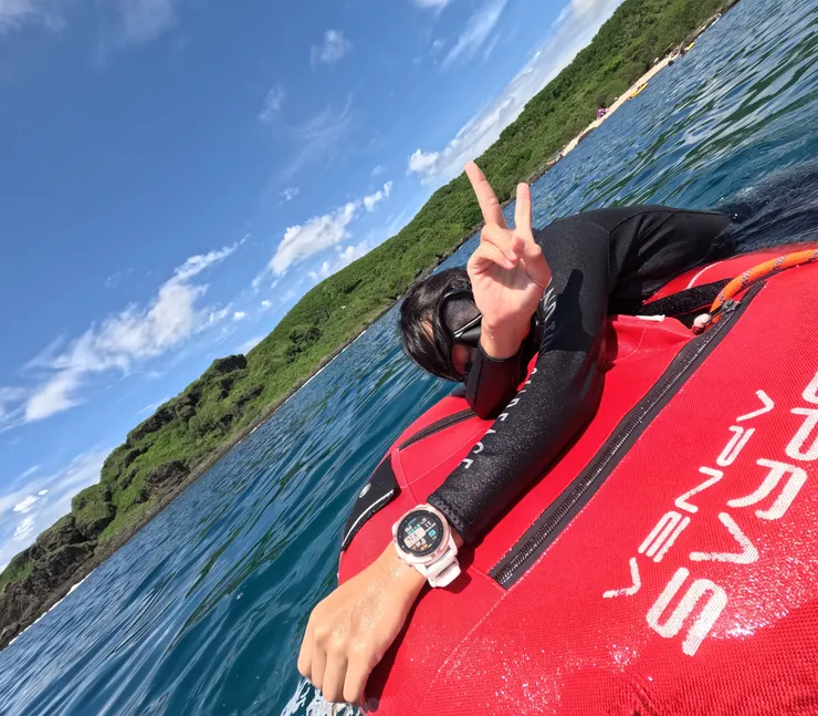 但其實我根本不是暈浪，無風無雨，只有暴力大藍天和平滑絲綢海
