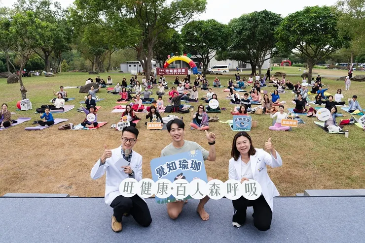 圖說:本場百人瑜伽由旺萊山「Dr. Liu 劉醫師」和健身工廠共同策畫,團隊營養師劉學民特別擔綱活動主持,帶領大家擁抱自然、放鬆身心,感受精神與土地的情感連結。(資料來源:旺萊山)