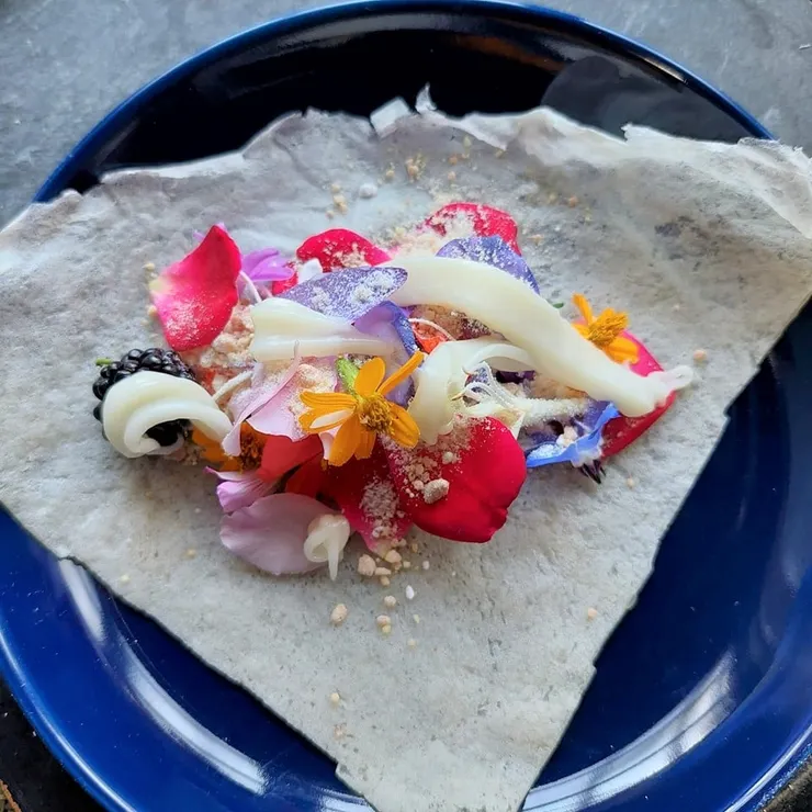 一張勻白柔韌的薄餅皮，把各種當令的花朵包起來，是銘刻季節最美好的方式