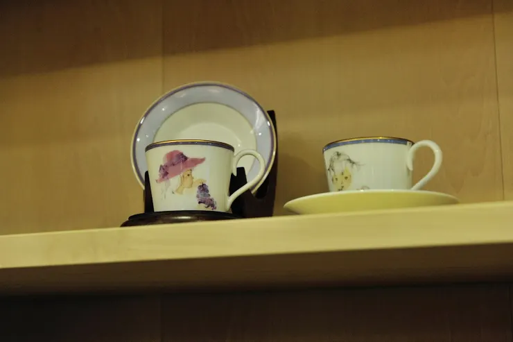 【或說限量五千套將來漲價未可知！2015年4月底，去金澤賞紫藤，記得是逛東茶屋街時在一間禮品店看到擺放在壁架上的同組咖啡杯，想必不曾或極少使用，如果一個地震摔碎了，那才不值呢！】