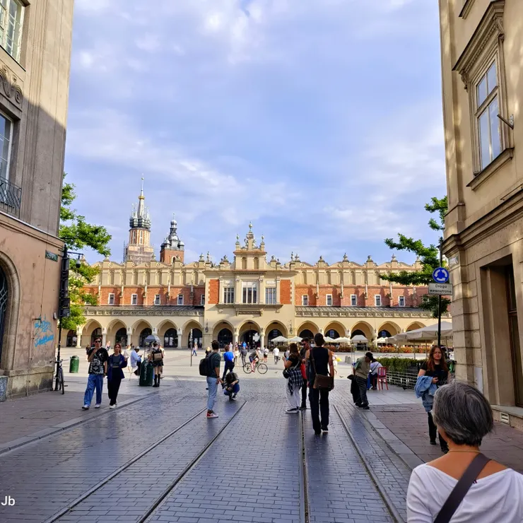 【大廣場豁然開朗迎面是紡織會館！塞夫斯卡街的起點是主市集廣場，迎面所見乃著名地標建築紡織會館，其起源約當13世紀，曾為國際貿易中心，販售絲綢、皮革、香料以及維利奇卡鹽礦所產的鹽，16世紀中曾遭大火燒毀又重建。】