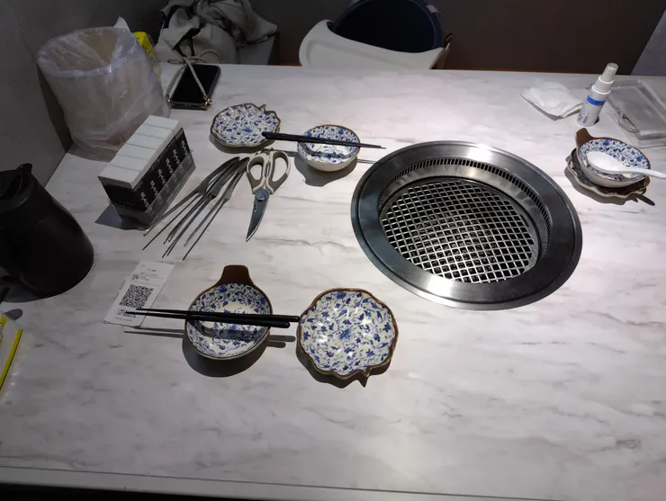 桌面很大很整潔