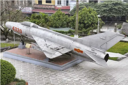 北越的米格21F-13，其特徵是駕駛艙後方的隆起部分要小於後來的型號。相比北越之前操作的，基於米格21PF發展的PFL型，米格21F-13算是種退化，它是米格21家族第一種大批量生產的型號，也是第一種安裝空對空飛彈的型號。F-13配備的R-11F-300引擎最大推力只有5750公斤，比PF少450公斤；內部燃料只有1400公斤，比PF少940公斤。此外F-13沒有雷達，只有無線電測距儀。要說F-13唯一多出的東西，也就只限於它安裝了一門NR-30機砲，使用30-155毫米彈，射速每分鐘850-1000發，備彈60發。儘管如此，米格21F-13還是受到北越飛行員的好評，不僅是因為它擁有機砲，而且F-13的空重相比PFL型減輕了超過150公斤，最大起飛重量減輕1.1噸，所以F-13的推重比反而略高於PFL，轉彎半徑更小，爬升速度更快且2000-6000米高度上機動性更好，起飛所需跑道長度略短且降落時進場速度較低。雖然安裝的只有測距雷達，但PFL的雷達也就只能提供約13公里的最大探測距離，鎖定距離更只有7公里，且在高度1200米以下或雙方距離低於900米時無法使用，還容易觸發美軍雷達告警設備，所以北越飛行員本來就不太依賴機載雷達搜索目標。