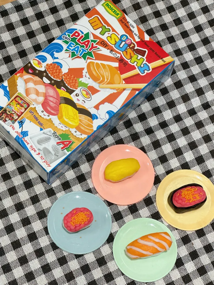 🍣 這個真的太鬧了😂 可以玩、還可以吃的壽司糖 在 7-11 看到直接被吸走目光 而且還是 泰國原裝進口，不是隨便的小糖果欸！