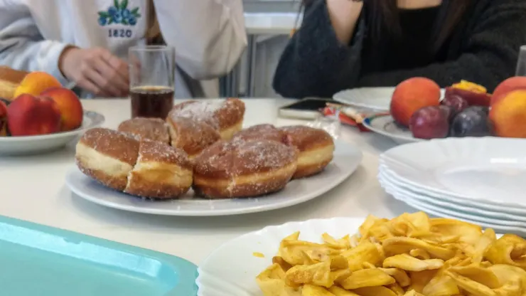 甜滋滋的草莓甜甜圈der Krapfen mit Erdbeeren