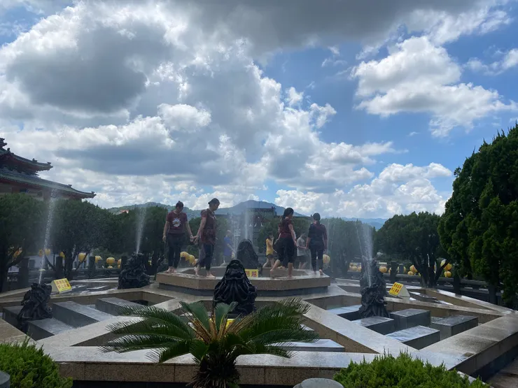 入池行走的香客