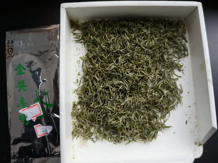 老安試喝金獎惠明茶之前拍攝的茶乾