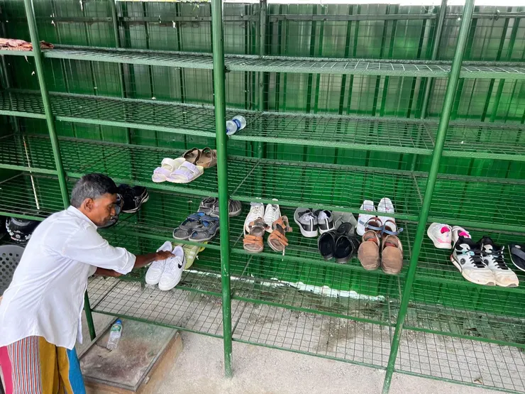 進入寺廟必須脫鞋子， 寄放鞋子要付費。