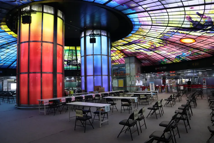 以長桌擺設的施打區