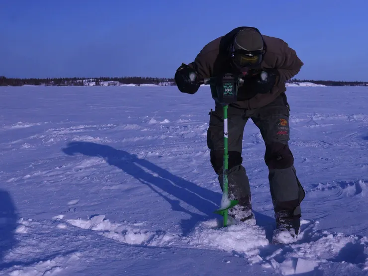 小築員工利用工具幫大家鑿出冰洞