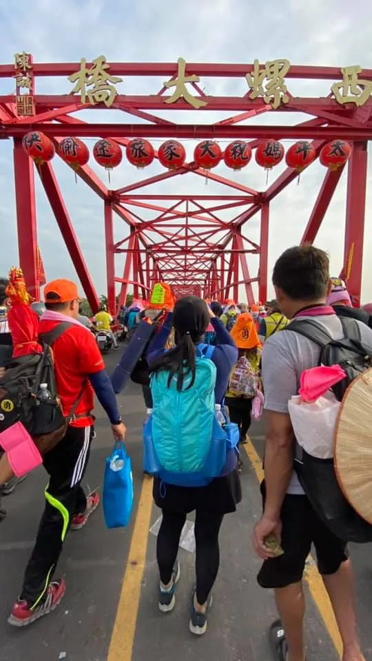 ▲進香隊伍跨越西螺大橋