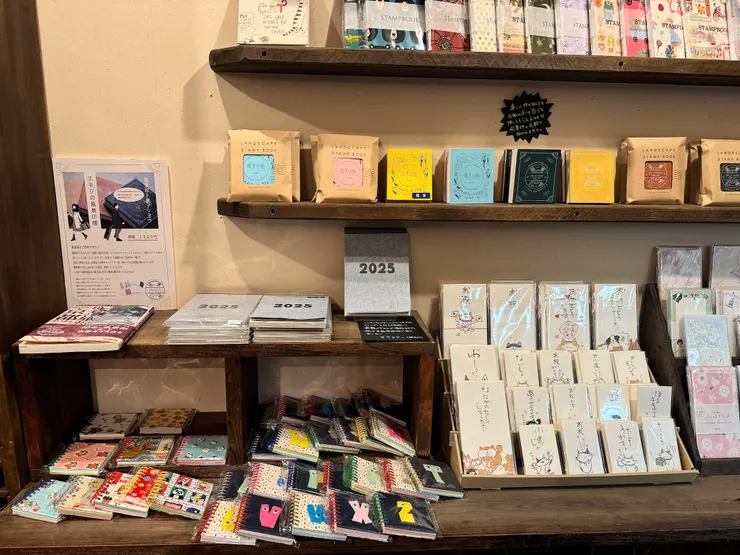 這裡都有在販售不同圖案的信封、集章本，以及桌本年曆。