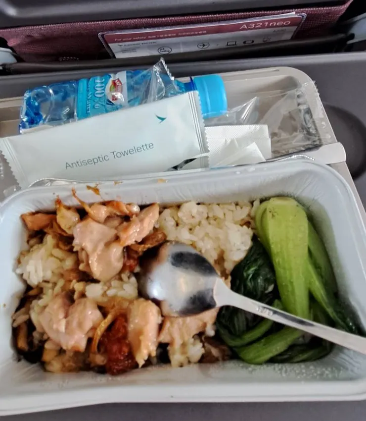 這是國泰航空台北飛香港的飛機餐!國泰經濟客艙現在也使用高級又環保的不銹鋼餐具!
