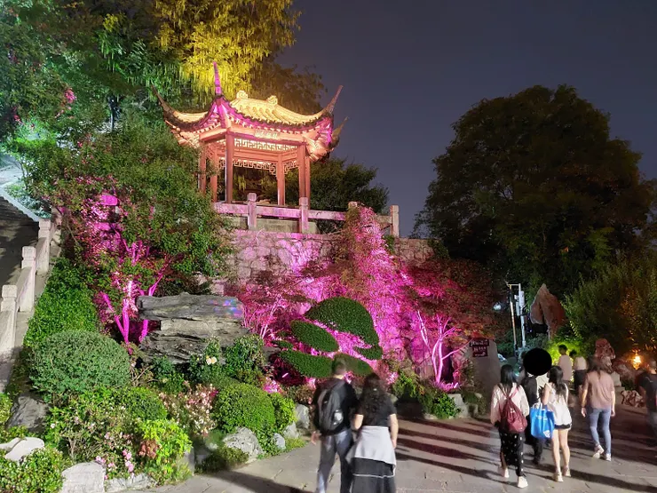 這是武漢黃鶴樓園區裡的一處涼亭。
