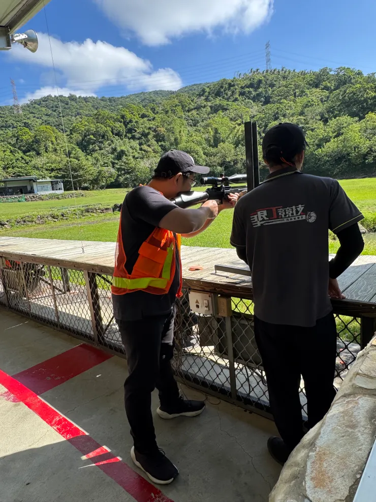 老公選擇的是長槍體驗課程,教練都會在旁邊指導。