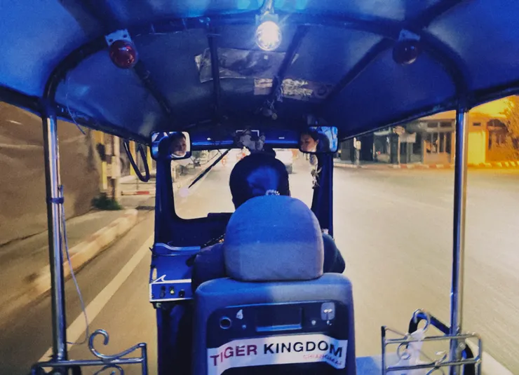 坐上嘟嘟車的第一視角