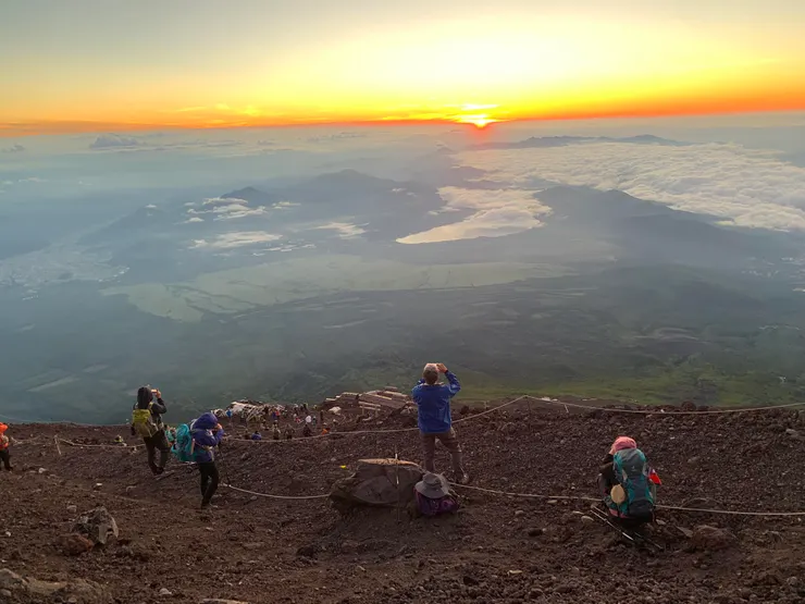 太美了！即使登頂在望，還是先停下來拍照吧！