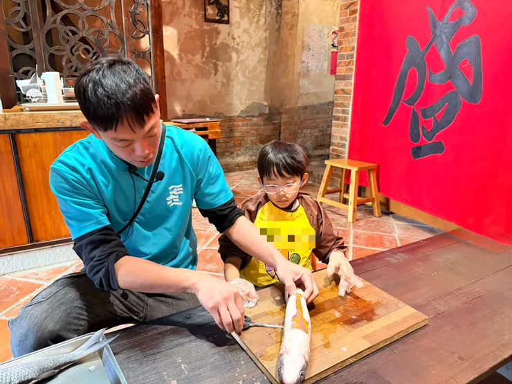 在開始自己處理烏魚後，鰻魚老師也會過來檢查及指導。透過老師的講解，懿也知道烏魚泄殖腔的位置。