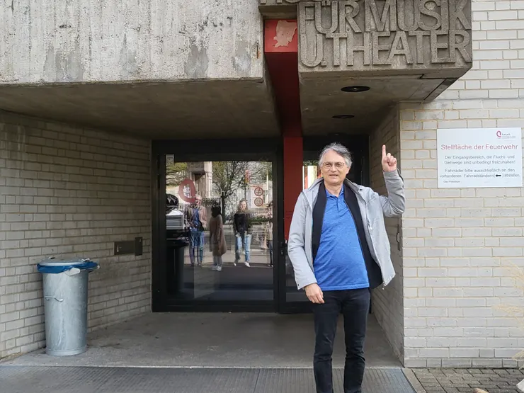 在德國裡的第一場音樂會結束後，國家交響樂團音樂總監準・馬寇爾回到他的母校漢諾威音樂學院。